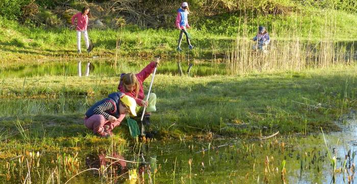 Enfants au bord de l'étang @ Sylvie Rotzetter